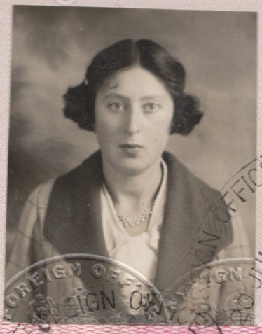 Photograph of Hinda Harris from her passport of July 1936 (high resolution)