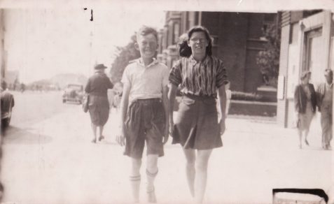Photo of Margaret Rich and John Riley, Skegness, 1947