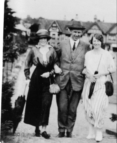 Photograph of Mina Leaver, Arthur and Flora Doris Jolly (née Leaver)