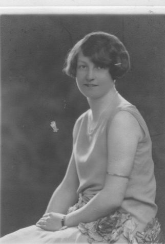Photograph of Flora Doris Jolly (née Leaver) as a young woman