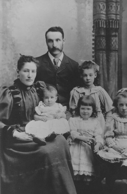 Great grandparents from Worthing and their children, amongst which my grandmother