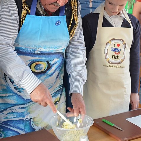 Fairlight School fish cooking lesson | Photo by Tony Mould