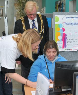 Encouragement from The Mayor | Photo by Tony Mould