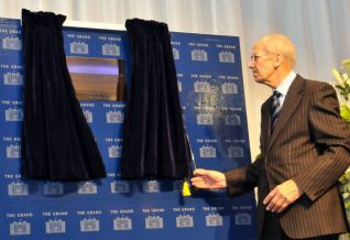 Lord Tebbit unveils the remembrance plaque | Photo by Tony Mould