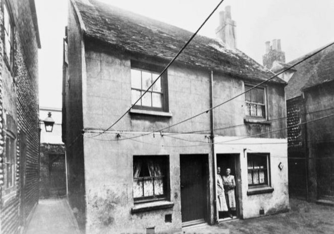 Gerard's Court pre 1936. On the left, the way in from King Street and on the right, the way out into Church Street. Twelve cottages were grouped around a small central area. The date they were built is unclear, but they are mentioned in the Brighton Directory for 1855. | Image reproduced with kind permission of The Regency Society and The James Gray Collection