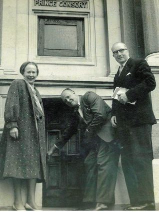 Nellie and Reuben Dubois, with Alderman William Button, Mayor of Brighton in 1962 | From the Dubois family collection