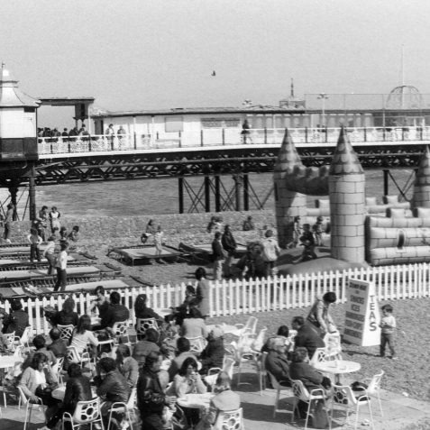 A sunny day in 1960s Brighton | Photo by John Leach