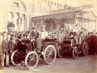 Two cars from the inaugural London to Brighton run 1896 | Image reproduced with kind permission from Brighton and Hove in Pictures by Brighton and Hove City Council