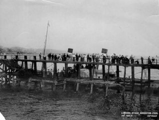 West Pier, c. 1898: Passengers queuing on the landing stage of the West Pier with paddle steamer at dock. | Image reproduced with kind permission from Brighton and Hove in Pictures by Brighton and Hove City Council