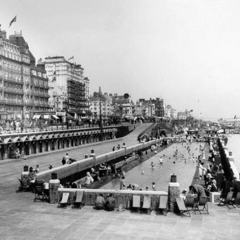 The Guinness clock on the seafront | Image reproduced with kind permission from Brighton and Hove in Pictures by Brighton and Hove City Council