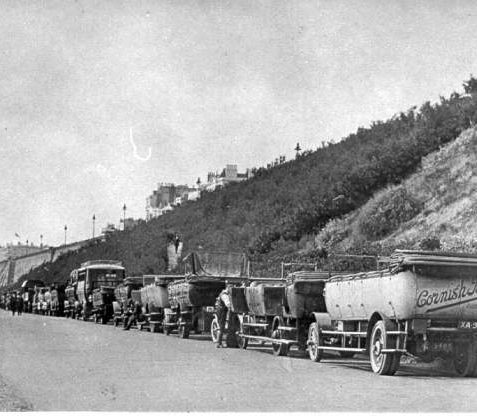 Charabancs at Dukes Mound, c. 1920s: A row of charabancs parked along Madeira Drive, at Duke's Mound. | Image reproduced with kind permission from Brighton and Hove in Pictures by Brighton and Hove City Council